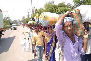 लखनऊ से छत्तीसगढ़ पैदल जा रहे सैकड़ों मजदूर