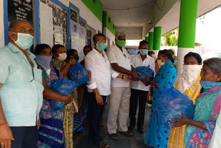 RMP docotor in krunool dst distributes grossaries and fruits to sanitation workers