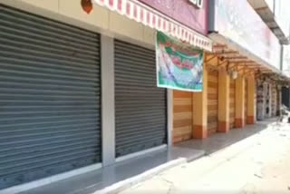 shops-in-east-godavri-dst-were-closed-before-the-curfew-timings