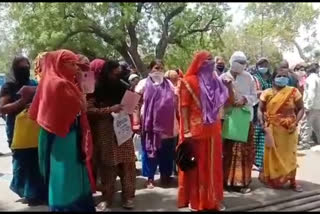 Crowd gathered to get APL ration card entry in dewas