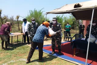 Grain distribution in Latehar by CRPF