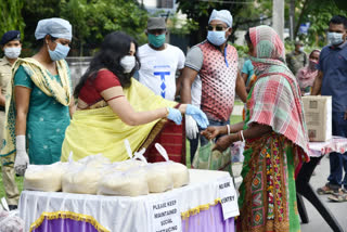 wife of police personnel distributed food items