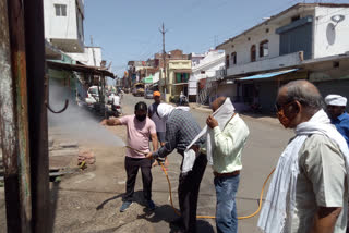 congress-workers-sprayed-sanitizer-in-jabera-in-damoh