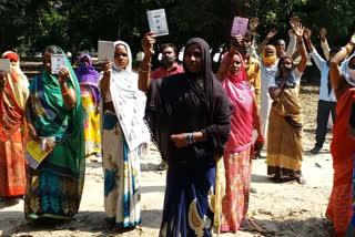 महराजगंज में राशन कार्ड धारकों ने कोटेदार के खिलाफ की कार्रवाई की मांग