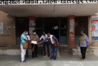 Adarsh press club of nougaon of chhatarpur corona warriors by showering flowers