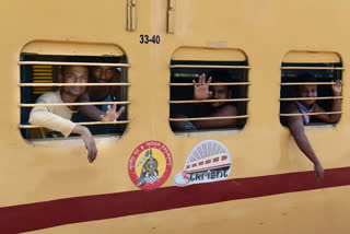 Migrant workers  COVID-19 lockdown  COVID-19 outbreak  Railway Protection Force  Maharashtra  COVID-19 scare  Satna  Madhya Pradesh  Satna  ഭോപ്പാൽ  മധ്യപ്രദേശ്  ഭക്ഷണ പാക്കറ്റുകൾക്കായി കലഹം  ഇതര സംസ്ഥാന തൊഴിലാളികൾ  ബിഹാർ