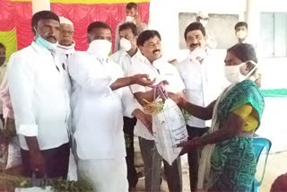 kamalapuram mla disributing vegetables to poor people