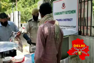 Community cell team in Dwarka feeding food to the needy people daily corona virus delhi lockdown