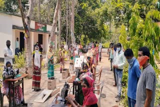 Women making masks in chaibasa