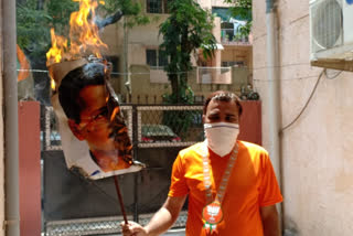 BJP Poorvanchal Morcha leader burnt effigy of CM Kejriwal after raising diesel petrol prices