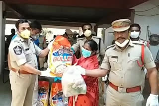 police distribution essential needs, vegetables for poor people in nandyala kurnool district