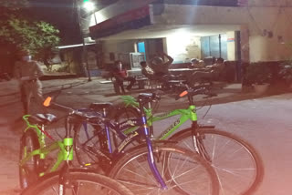 Noida police arrested 5 people going to Bihar by bicycle in hotspot area corona virus lockdown