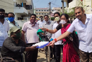 దివ్యాంగులకు నిత్యావసర వస్తువులు పంపిణీ