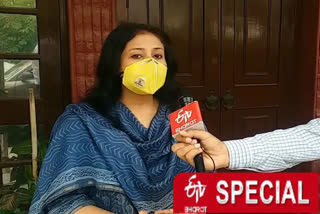 delhi university professor spoke to ETV bharat  about the difficulties in online class during lockdown