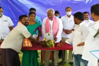 MLC Kadium Srihari Distributes Essential Goods for Migrant Labours in Station Ghanapur