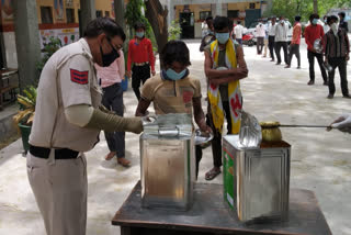 Najafgarh police distributed food to laborers in Mitraon's shelter home