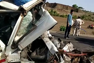 Pickup vehicle of laborers going from Maharashtra to Jabalpur collided with truck in sagar
