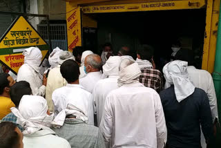 long line at govt shop in rohtak in lockdown