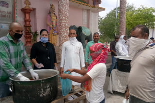 people-of-khaira-village-of-najafgarh-are-distributing-food-to-laborers-during-lockdown