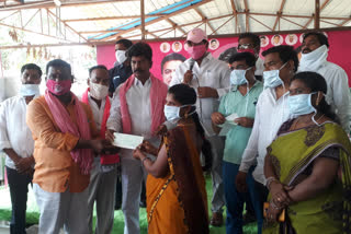 mla shanker nayak distributed kalyana laxmi cheuues in mahaboobabad