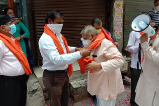 RSS workers welcomed EDMC employees with flowers in Old Seelampur