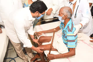 cm jagan consoles vizag  gas leakage victims