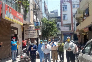 Indralok RWA officers welcome of corona warriors with flowers