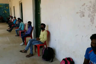 The workers are not getting food in the quarantine centers of Latehar