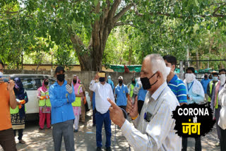 Health workers of AIIMS honored the cleaning workers delhi lockdown corona virus