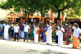 நாமக்கல் மாவட்டம் பொத்தனூரில் நிவாரணம் வழங்காத அரசை கண்டித்து கட்டுமான தொழிலாளர்கள்  ஆர்ப்பாட்டம்