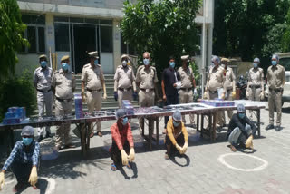 Four thieves arrested with Large number of mobiles in Okhla