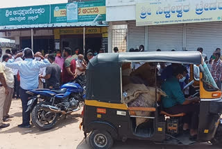 The public caught up in the rations that were being carried on the Auto