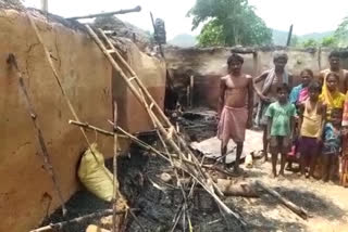 Five huts burned in a fierce fire at saraikela