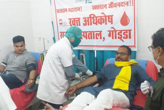 MLA Pradeep Yadav donated blood with supporters