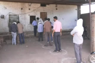 Liquor shops open outside the border in Red Zone Gwalior