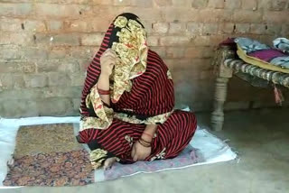 hunger strike  abduction case  Gopiganj police station  Crime  Uttar Pradesh  Police inaction  Mother on hunger strike  ലക്‌നൗ  പൊലീസിന്‍റെ അനാസ്ഥ  യുപിയിൽ അമ്മയുടെ നിരാഹാരം  ഗോപിഗഞ്ച്  ഉത്തര്‍പ്രദേശ്  മകളെ തട്ടിക്കൊണ്ടുപോയി