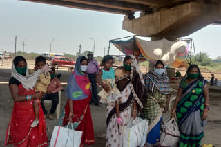 Free food served to laborers going to other states via Raipur-Bilaspur highway