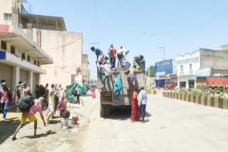 migrant-laborers-from-jharkhand-reach-kharasiya-naka-in-ambikapur