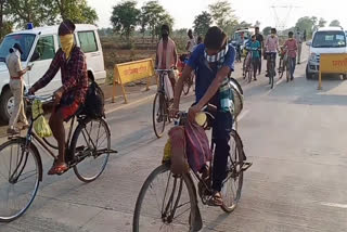 deployment-of-police-for-migrant-laborer-help-at-janjgir-bilaspur-national-highway-49-checkpoint