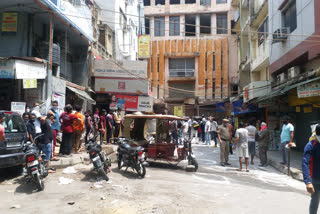 delhi police security measurements around liquor shop