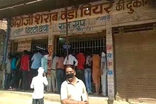 crowd at liquor shops in bhind