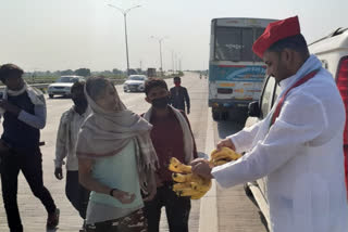 Haji Parvez Chaudhary help laborers traveling on expressway