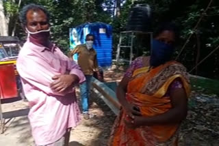 Tamil Nadu couple  kerala border  തമിഴ്‌നാട് സ്വദേശി  പൊലീസ് മടക്കിവിട്ടു  നാടുകാണി  പൊലീസ് സ്റ്റേഷൻ