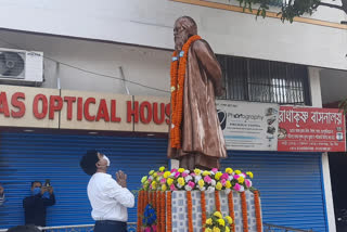 রবীন্দ্রনাথের মূর্তিতে শ্রদ্ধার্ঘ