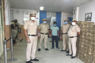 Delhi Police arrested liquour smuggler and recovered 60 box wine