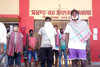 Dhanbad tribal artists trapped in Darida