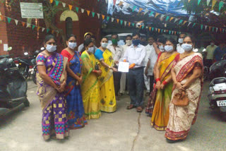 tdp ladies protest against liquor shops opening while corona cases are increasing in tanuku