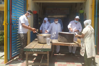 RSS sewa bharti organization distributing food to needy