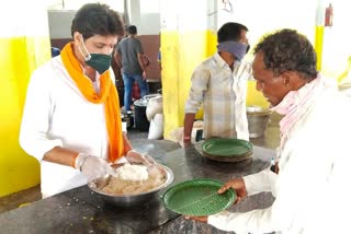 food distribution to sanitation workers and migrant labours in karimnagar