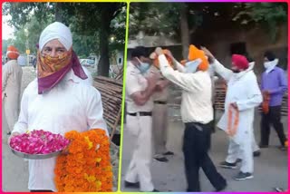 People welcomed policemen returning from Quarantine in Tilak Vihar delhi lockdown corona virus